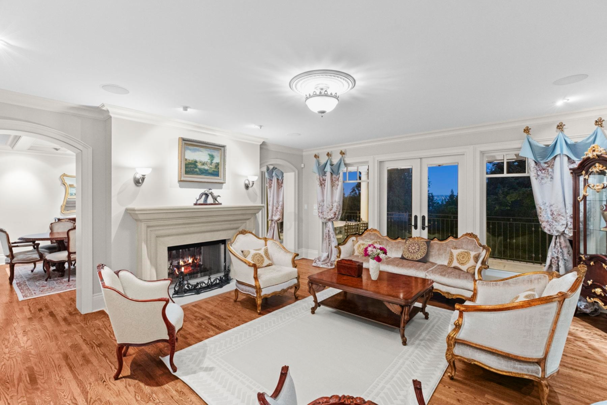 Kitchen Island Photo of 3090 Mathers Avenue, West Vancouver, BC