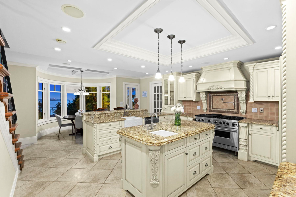 Walk-In Closet Photo of 3090 Mathers Avenue, West Vancouver, BC