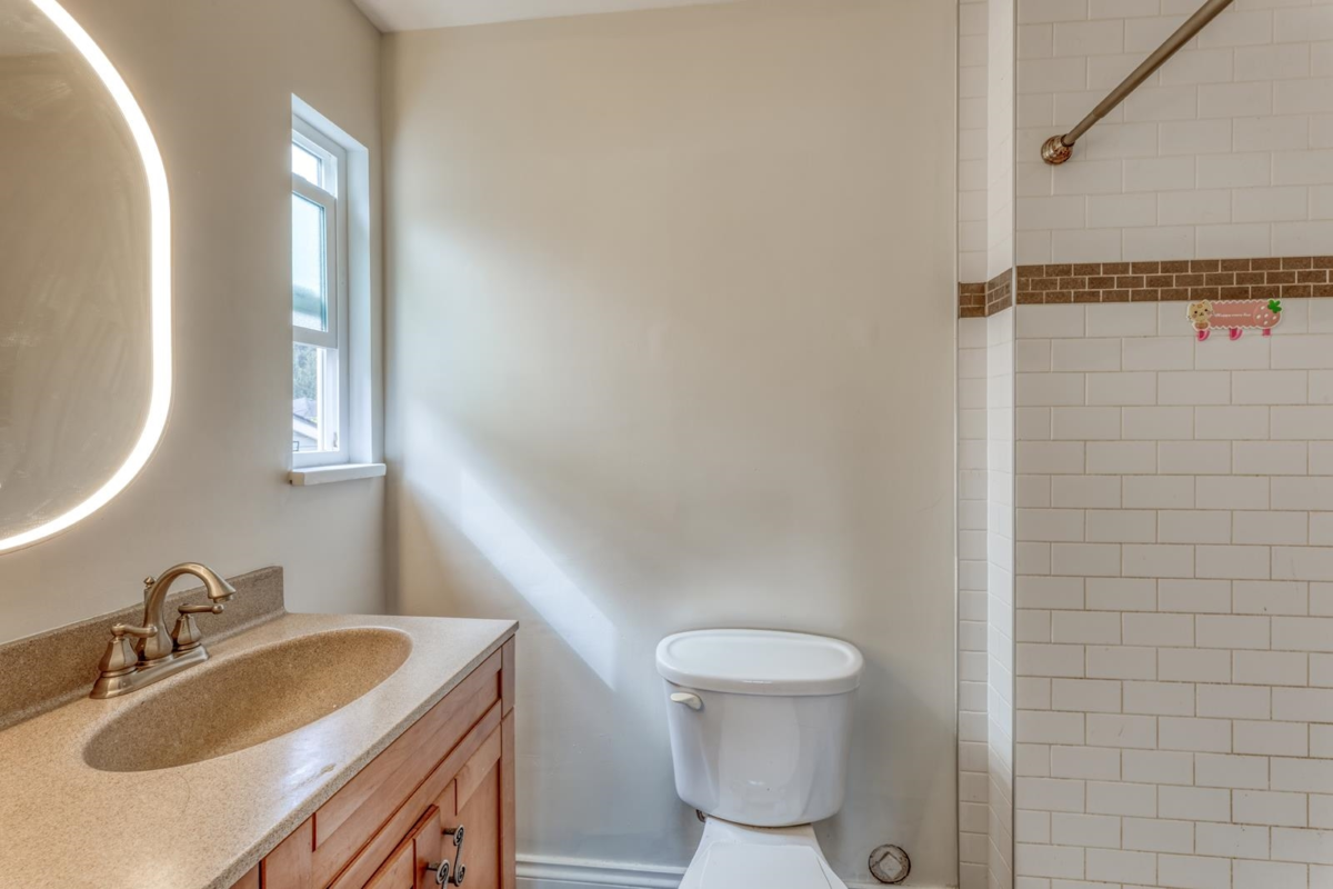 Hallway Photo of 1309 Nestor Street, Coquitlam, BC