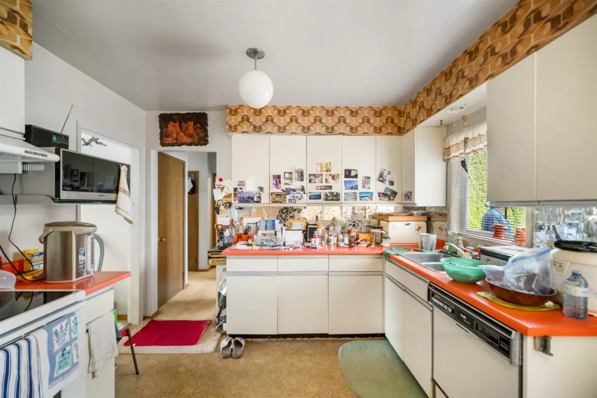 Breakfast Nook Photo of 6530 Leibly Avenue, Burnaby, BC