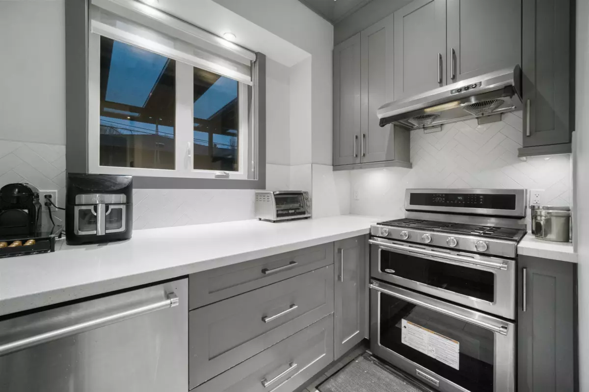 Front Yard Photo of 459 E 55th Avenue, Vancouver, BC