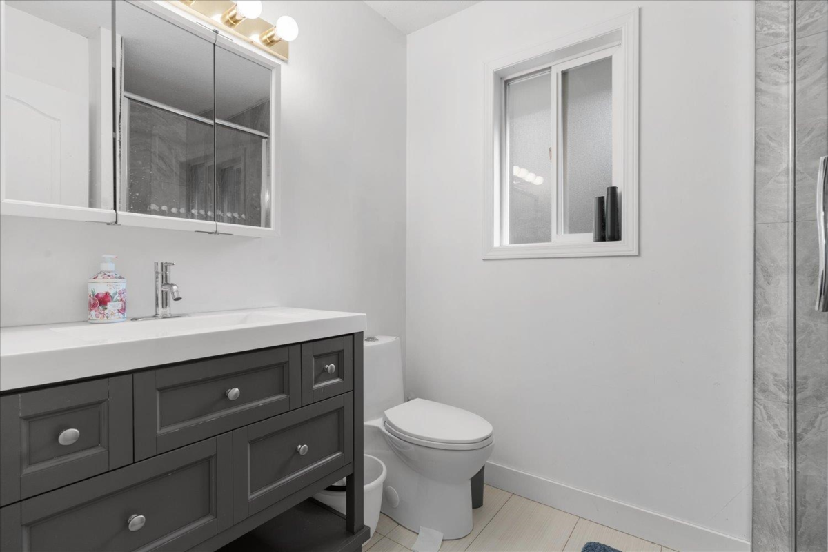 Guest Bathroom Photo of 65885 Ogilview Drive, Hope, BC