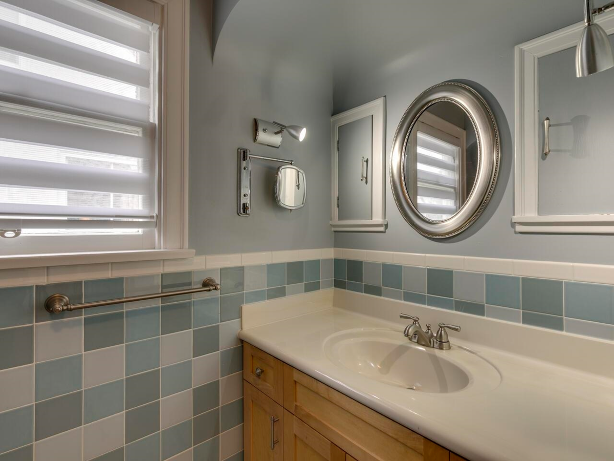 Entry Foyer Photo of 33700 3rd Avenue, Mission, BC