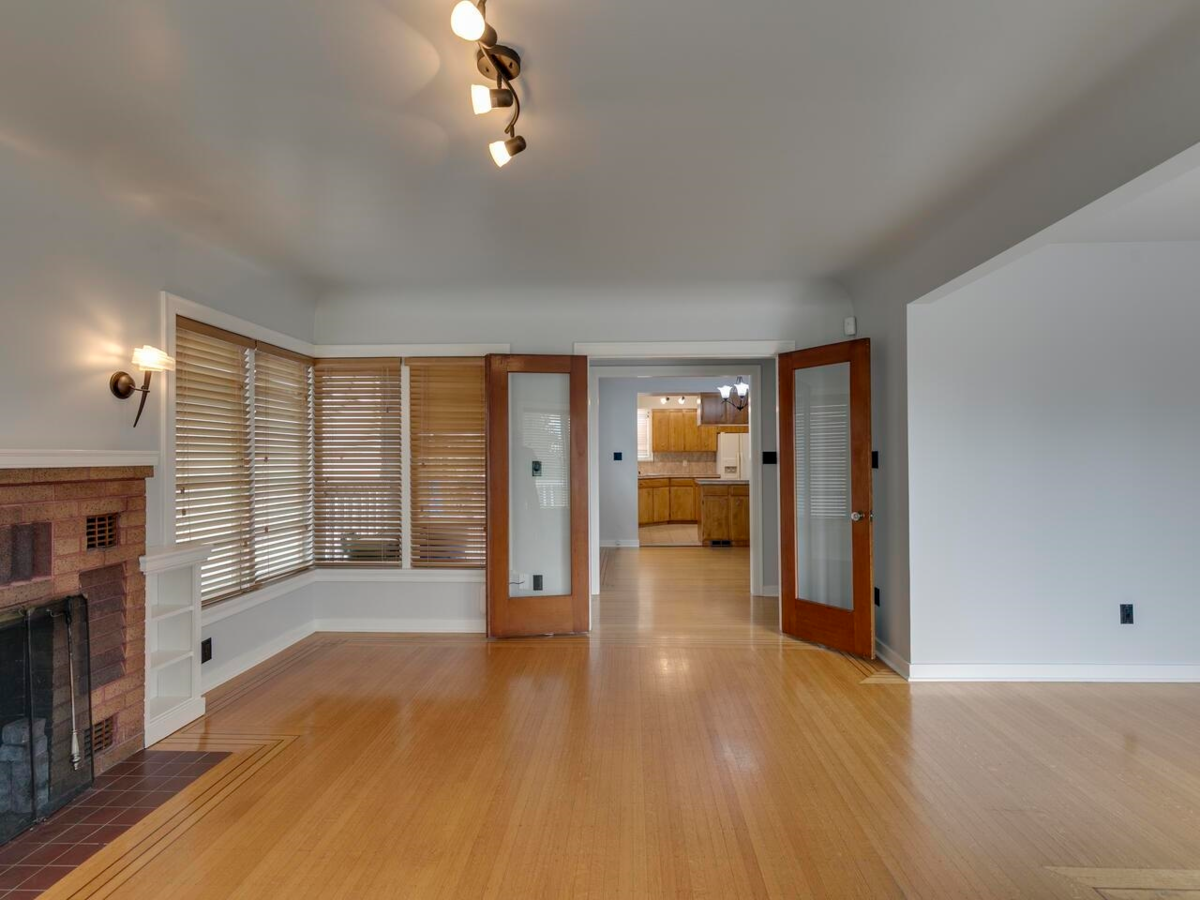 Guest Bathroom Photo of 33700 3rd Avenue, Mission, BC