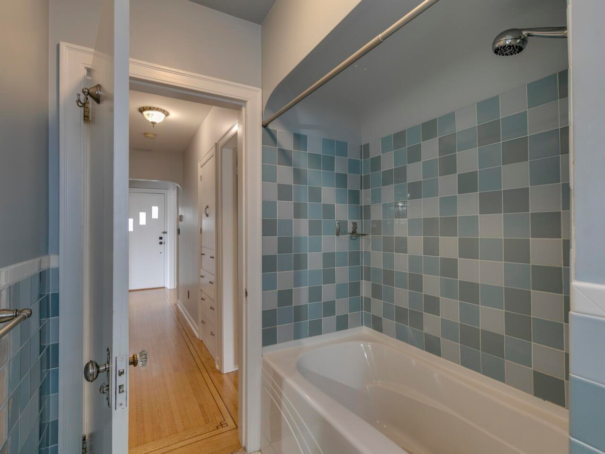 Hallway Photo of 33700 3rd Avenue, Mission, BC