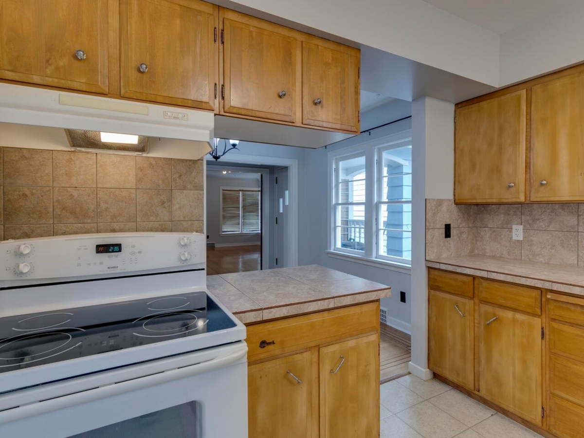 Kitchen Island Photo of 33700 3rd Avenue, Mission, BC