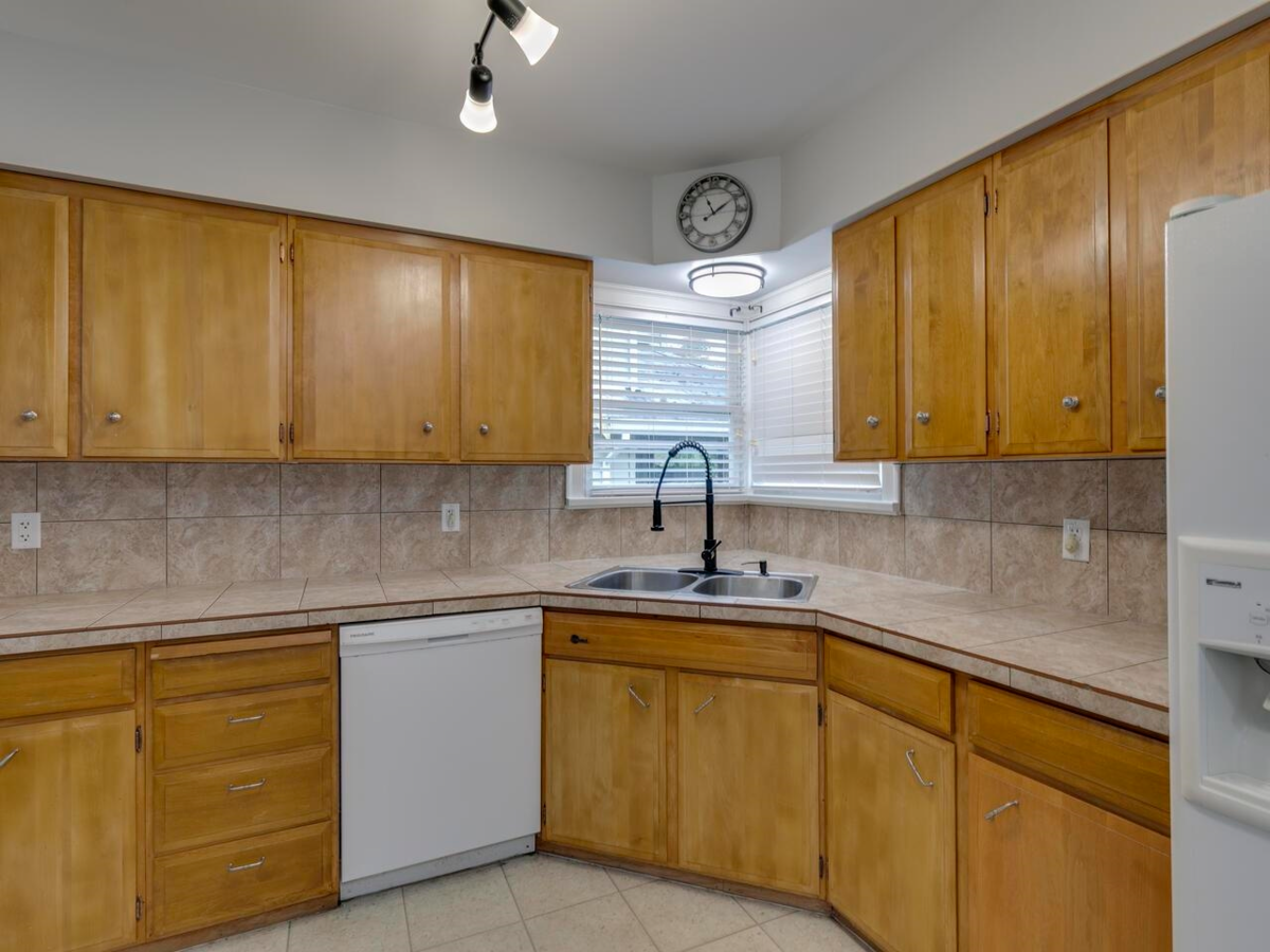 Kitchen Photo of 33700 3rd Avenue, Mission, BC