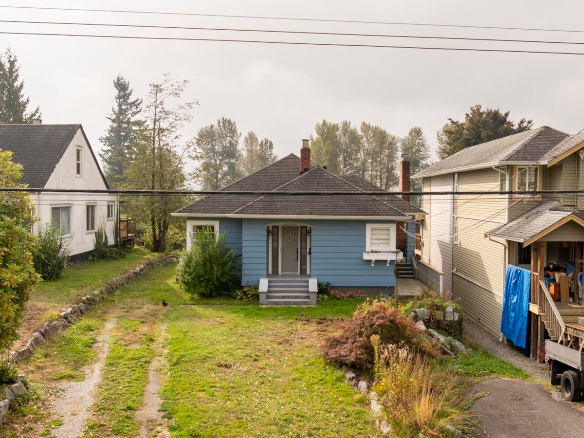 Living Room Photo of 33700 3rd Avenue, Mission, BC
