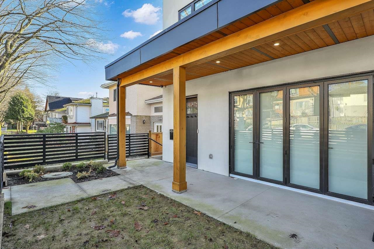 Dining Area Photo of 1 3558 Turner Street, Vancouver, BC