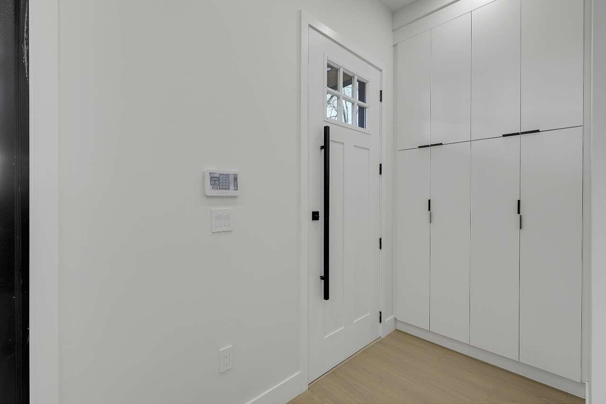 Entry Foyer Photo of 1 3558 Turner Street, Vancouver, BC