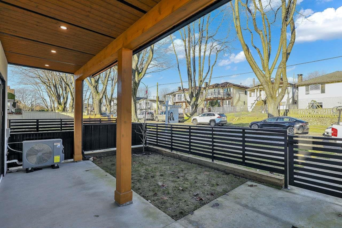 Kitchen Photo of 1 3558 Turner Street, Vancouver, BC