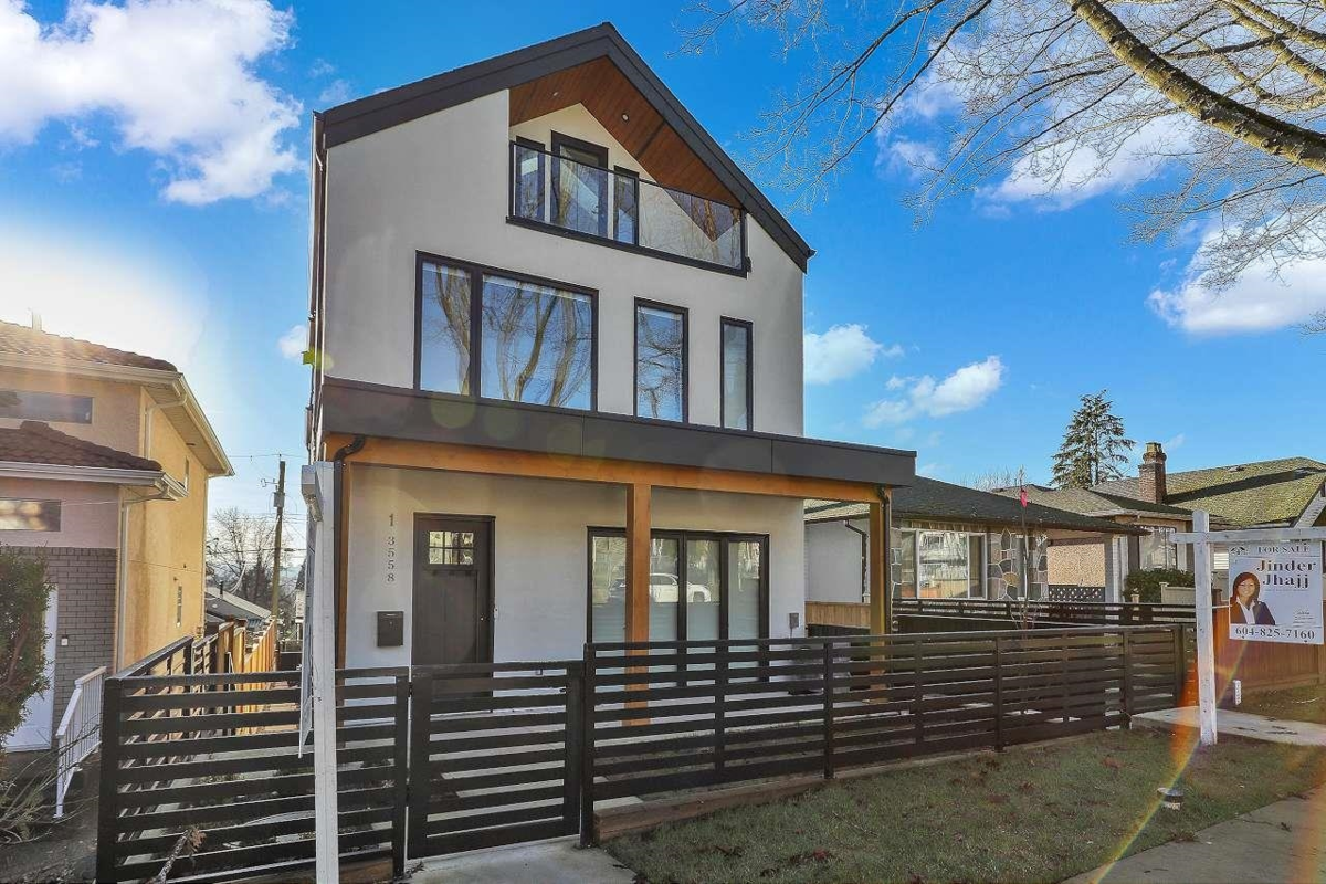 Living Room Photo of 1 3558 Turner Street, Vancouver, BC