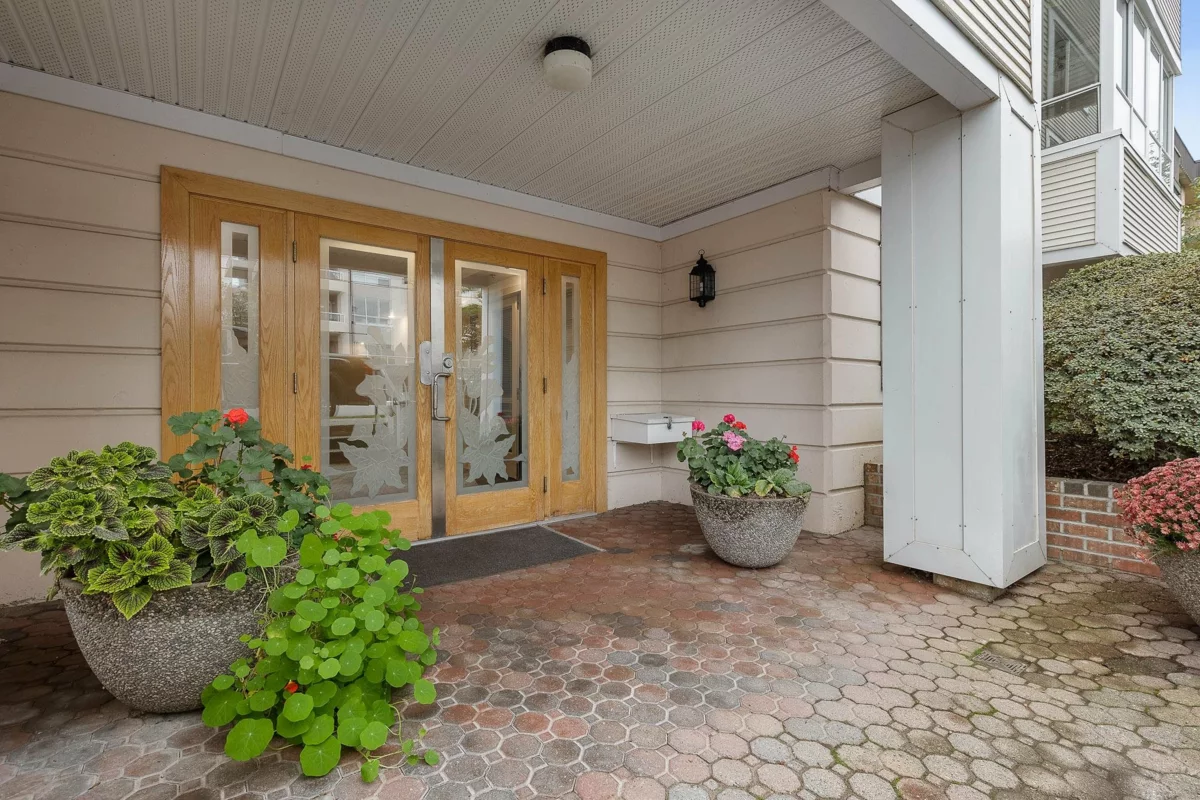 Kitchen Island Photo of 104 45770 Spadina Avenue, Chilliwack, BC