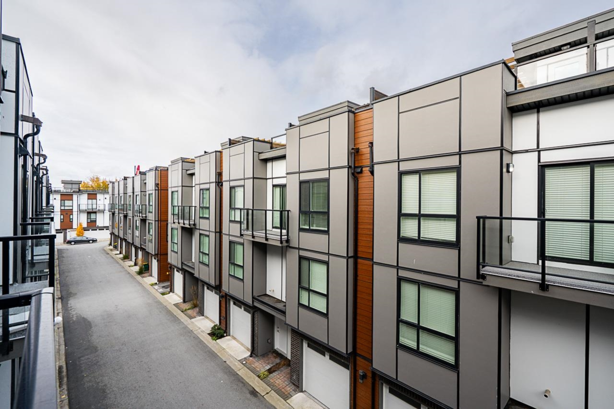 Entry Foyer Photo of 31 19760 55 Avenue, Langley, BC