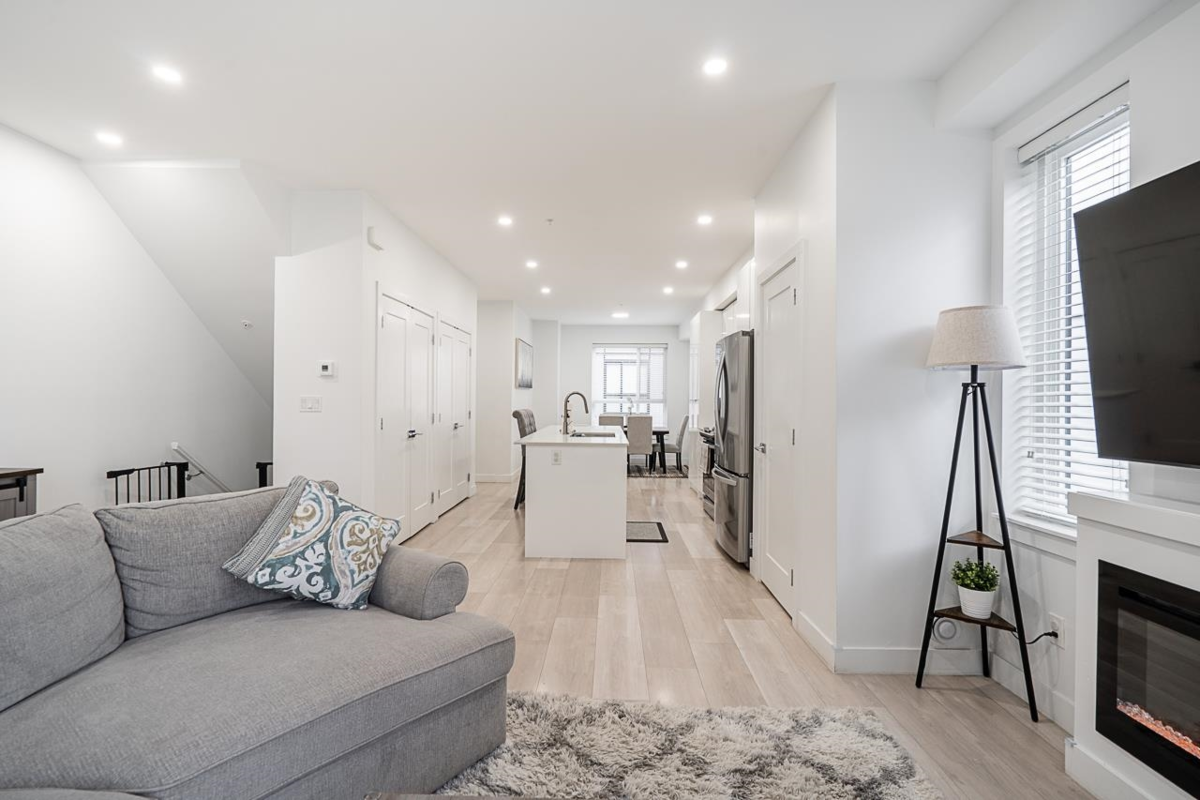 Kitchen Island Photo of 31 19760 55 Avenue, Langley, BC
