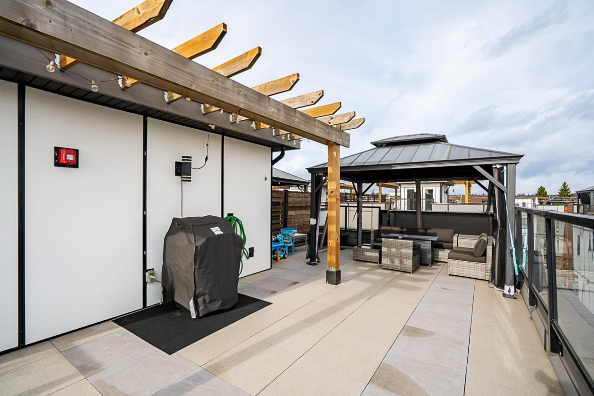 Outdoor Deck Photo of 31 19760 55 Avenue, Langley, BC