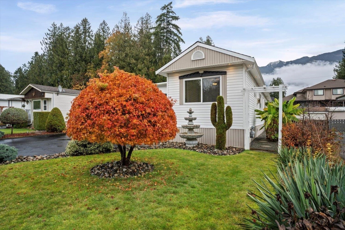 Living Room Photo of 15 52324 Yale Road, Rosedale, BC