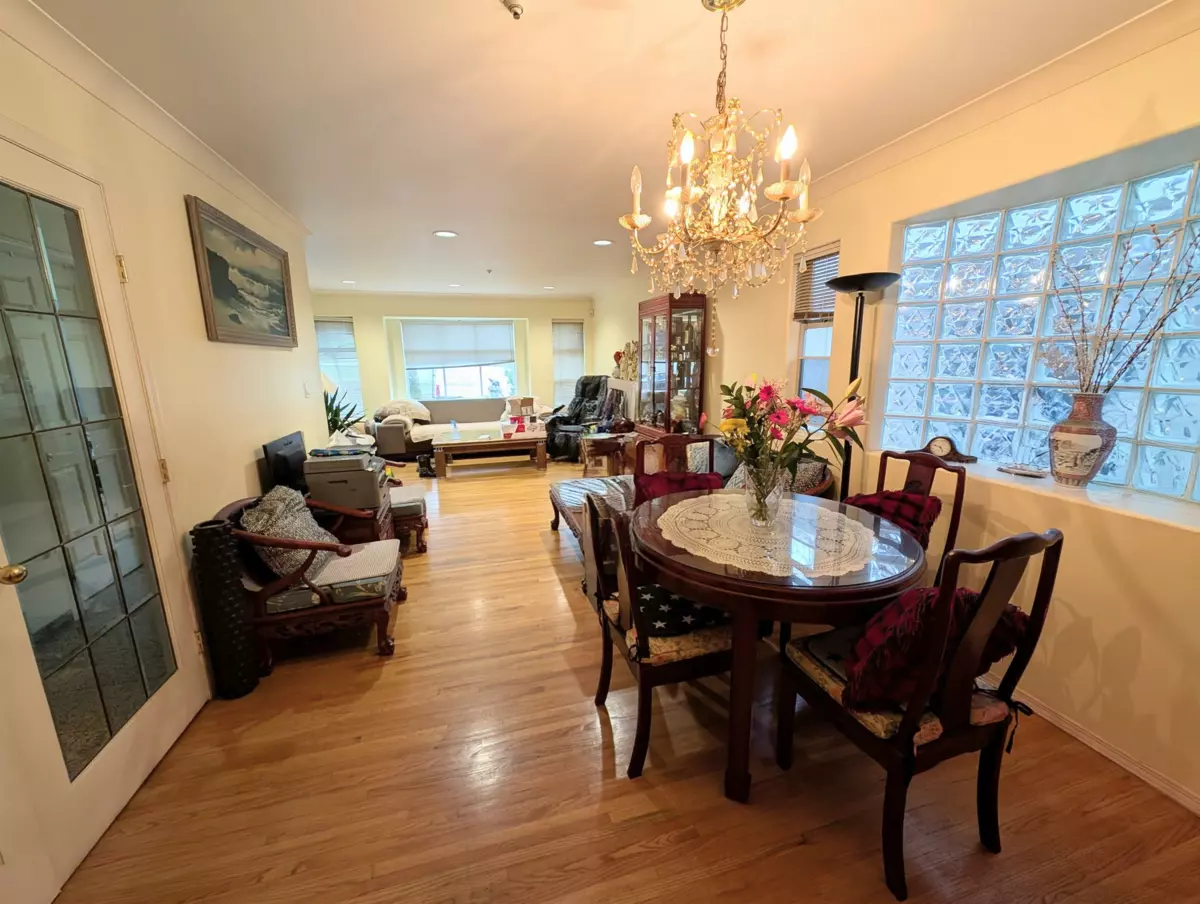 Dining Area Photo of 2935 E 17th Avenue, Vancouver, BC
