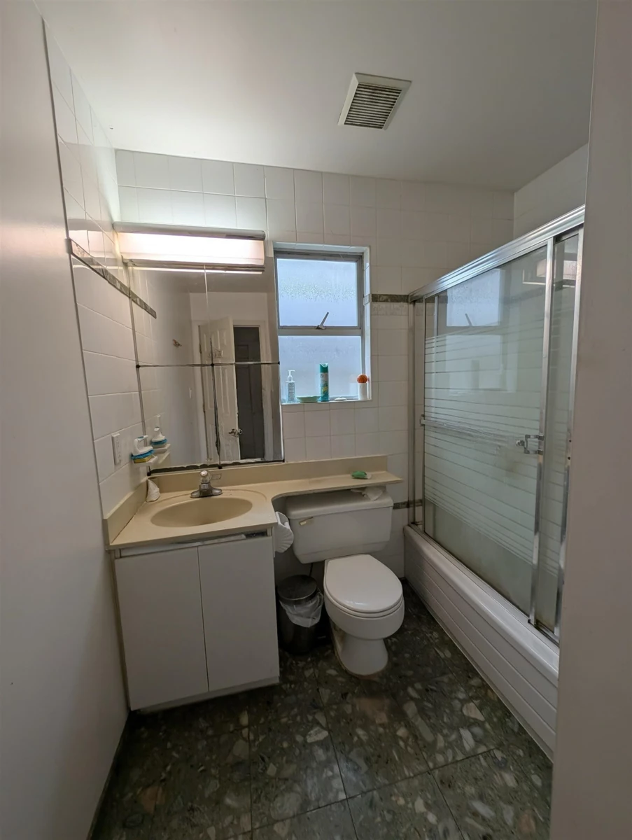 Entry Foyer Photo of 2935 E 17th Avenue, Vancouver, BC