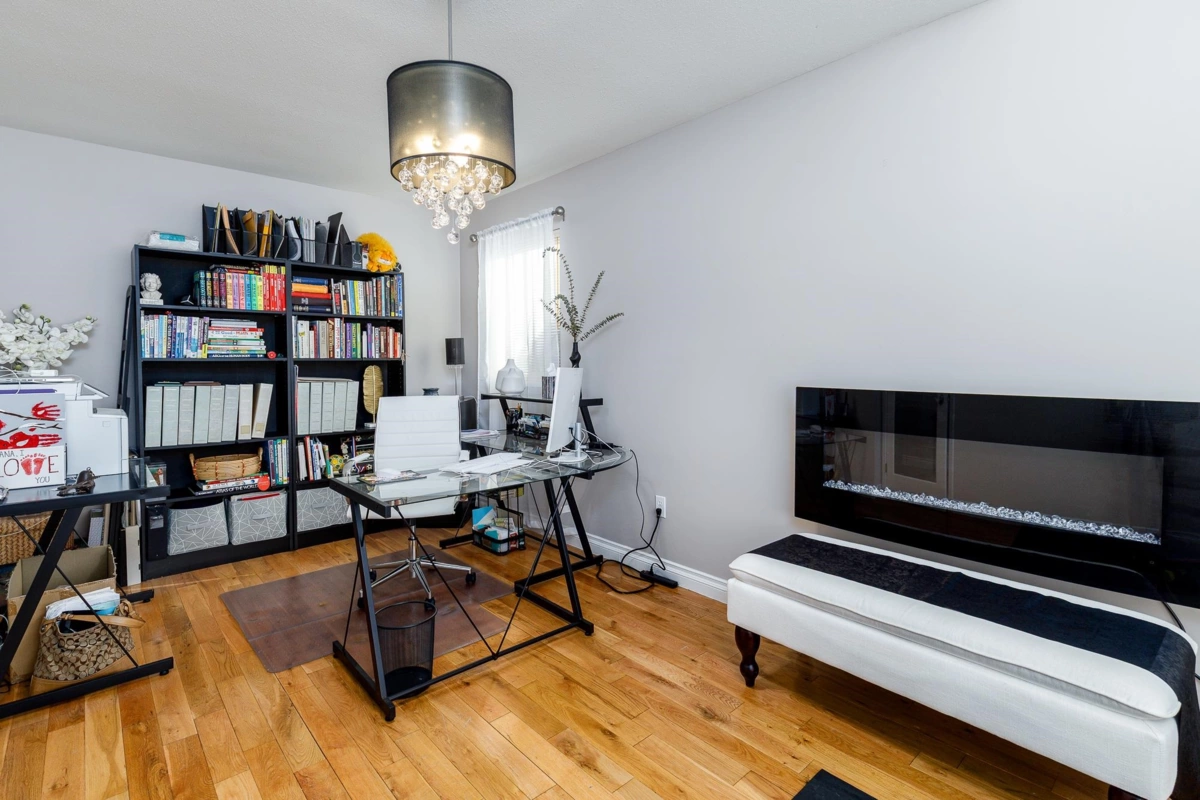 Hallway Photo of 35485 Calgary Avenue, Abbotsford, BC