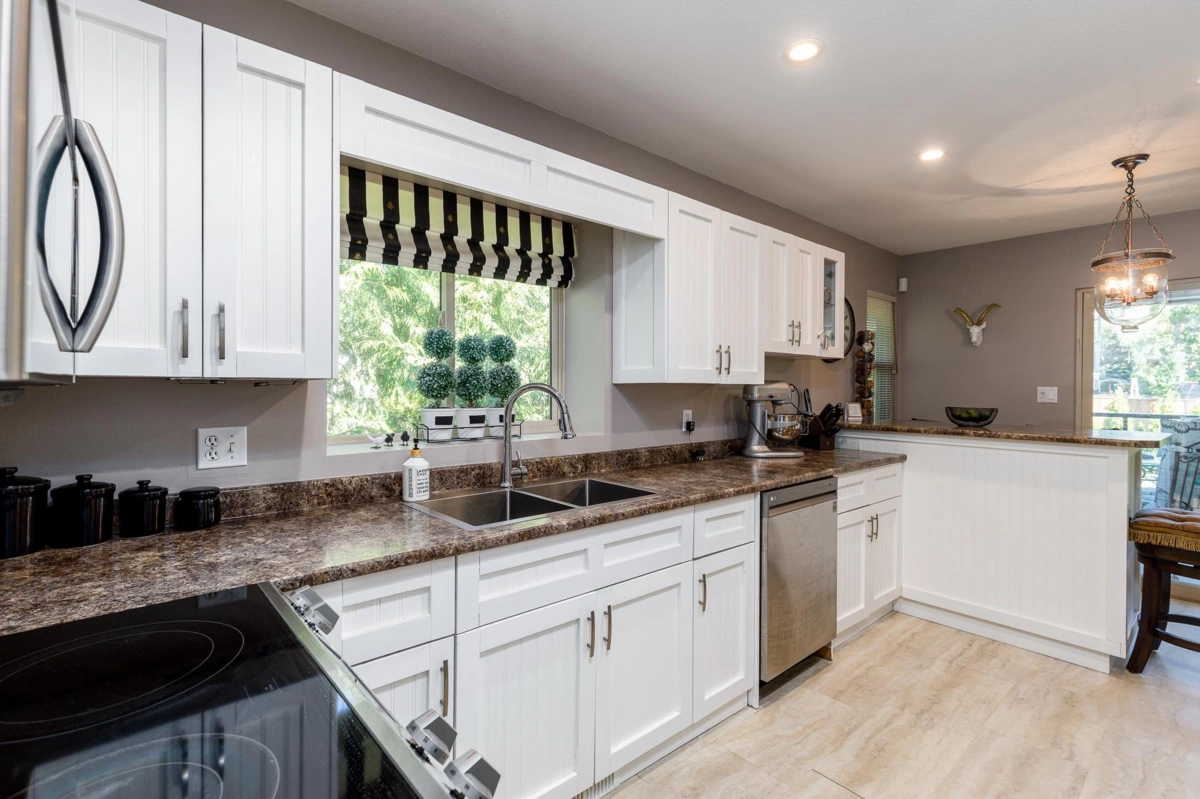 Kitchen Island Photo of 35485 Calgary Avenue, Abbotsford, BC