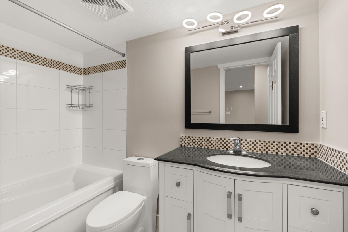 Entry Foyer Photo of 209 32044 Old Yale Road, Abbotsford, BC