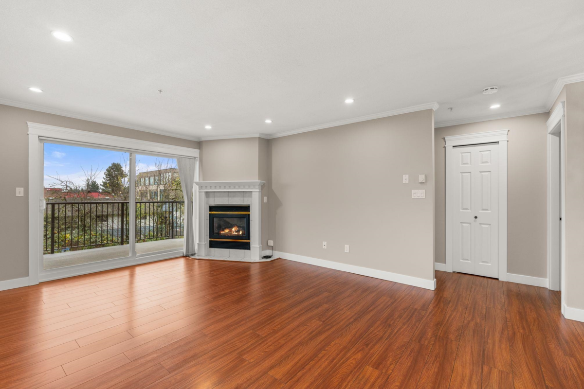 Kitchen Island Photo of 209 32044 Old Yale Road, Abbotsford, BC