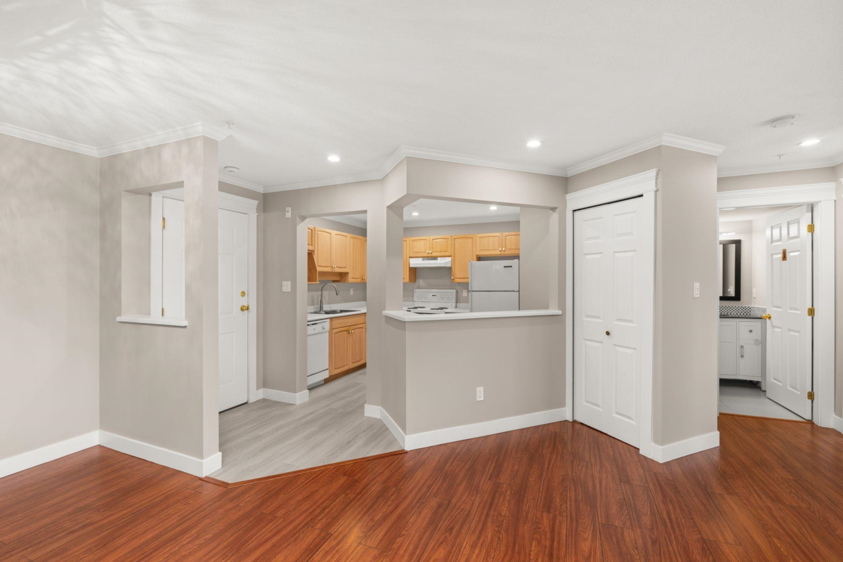 Primary Bathroom Photo of 209 32044 Old Yale Road, Abbotsford, BC