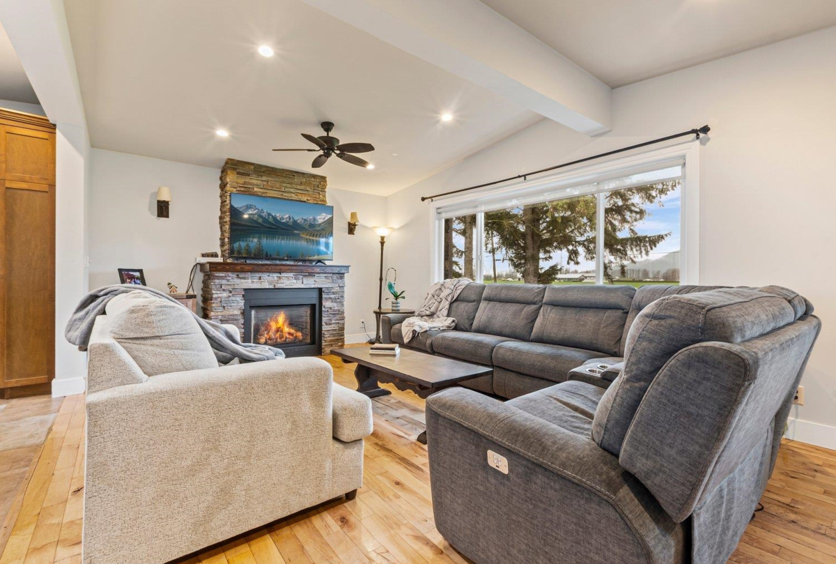 Kitchen Photo of 5844 Blackburn Road, Chilliwack, BC