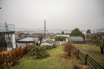 Mudroom Photo of 11 Hythe Avenue, Burnaby, BC