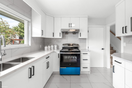 Kitchen Island Photo of 9360 Pinewell Crescent, Richmond, BC