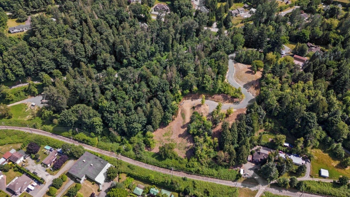 Walk-In Closet Photo of 42205 Majuba Hill Road, Chilliwack, BC