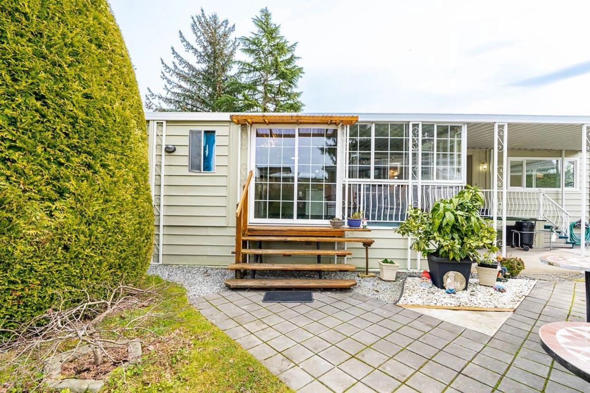 Front Yard Photo of 100 15875 20th Avenue, Surrey, BC