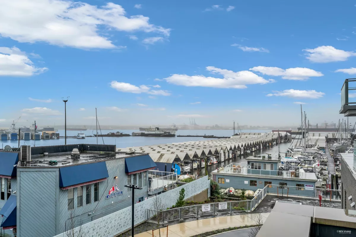 Walk-In Closet Photo of 320 755 Harbourside Drive, North Vancouver, BC