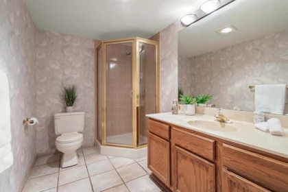 Entry Foyer Photo of 202 14950 Thrift Avenue, White Rock, BC