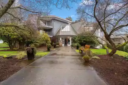 202 14950 Thrift Avenue, White Rock, BC, White Rock — 2 bed apartment/condo for sale