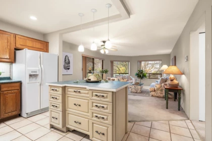 202 14950 Thrift Avenue, White Rock, BC
