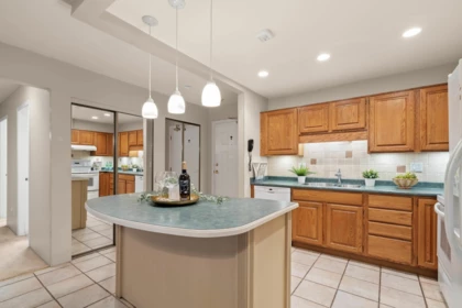 Kitchen Island Photo of 202 14950 Thrift Avenue, White Rock, BC