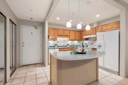 Kitchen Photo of 202 14950 Thrift Avenue, White Rock, BC