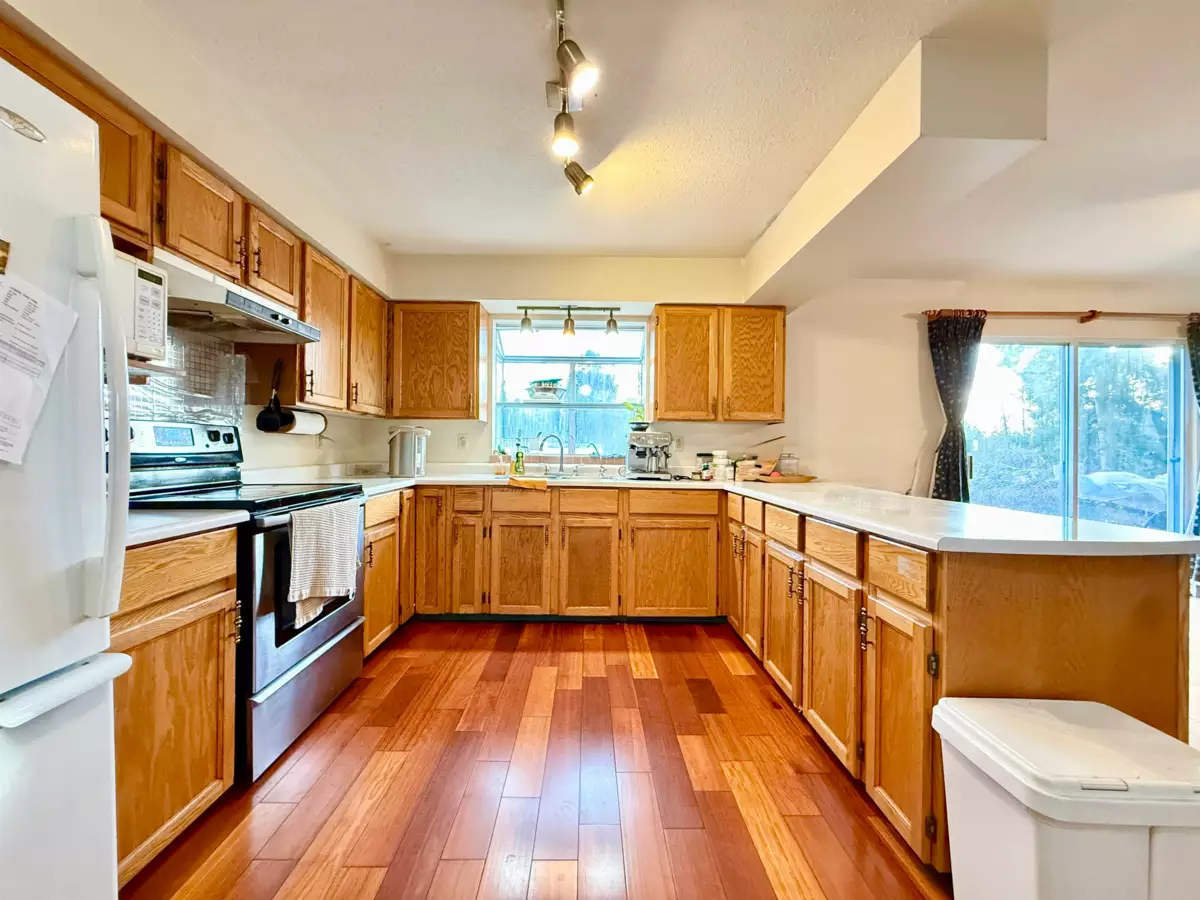 Kitchen Photo of 18572 76 Avenue, Surrey, BC
