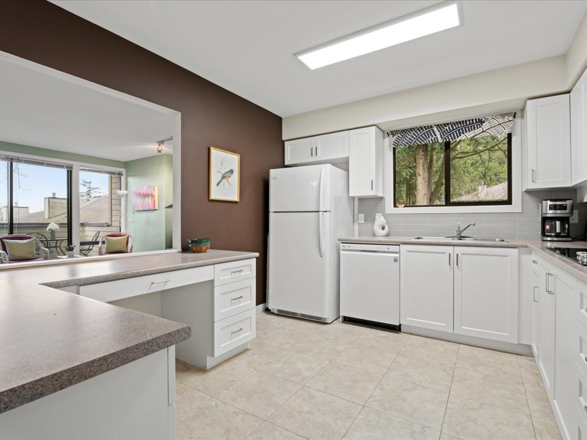 Kitchen Island Photo of 7 14085 Nico Wynd Place, Surrey, BC