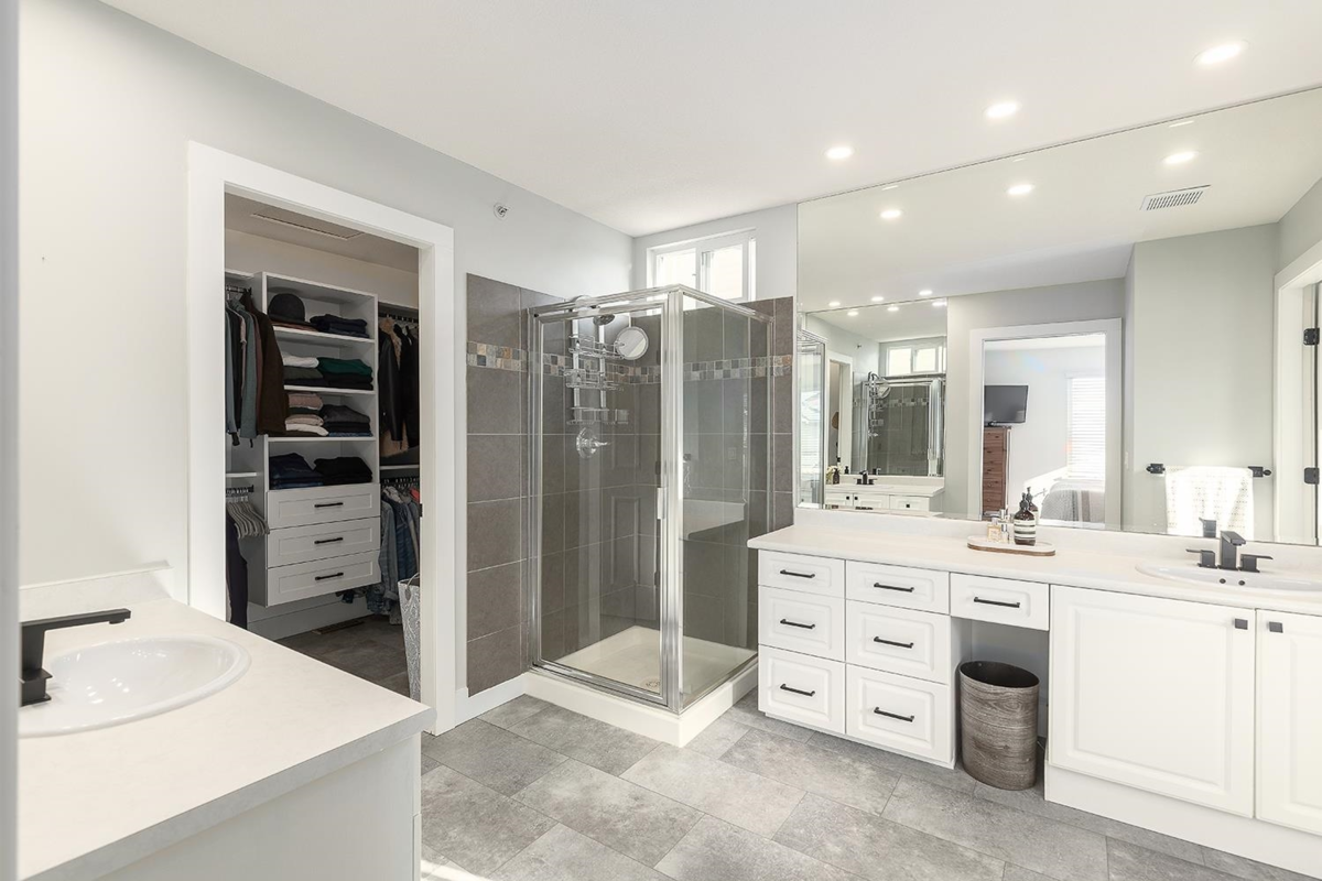 Hallway Photo of 19850 Butternut Lane, Pitt Meadows, BC