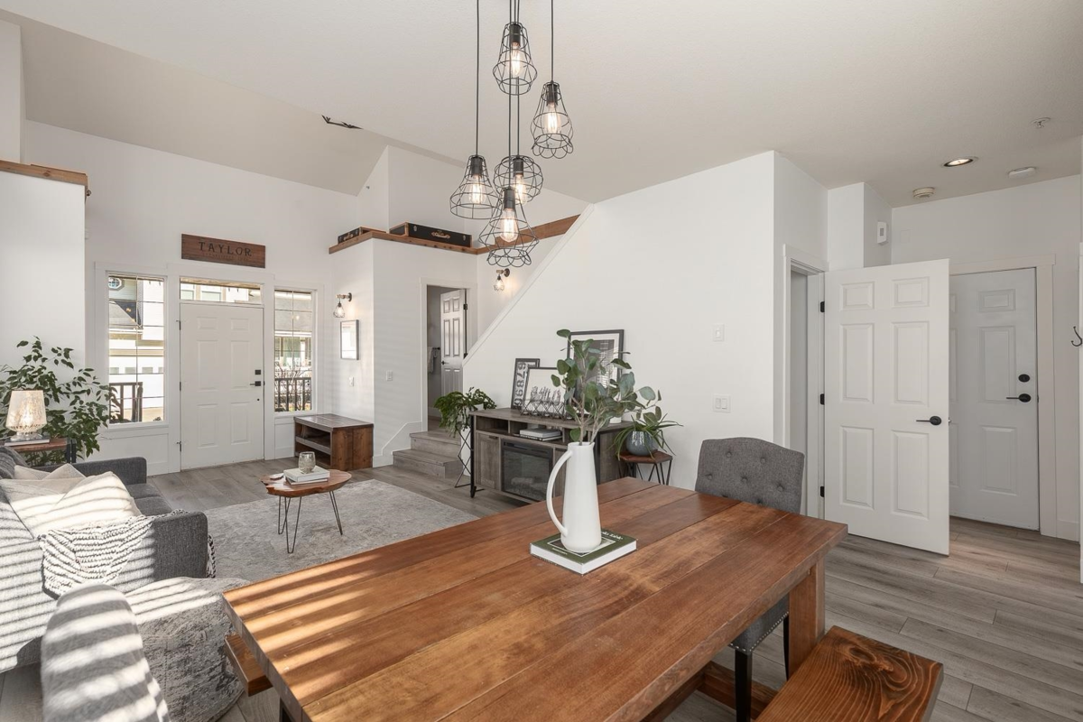 Kitchen Island Photo of 19850 Butternut Lane, Pitt Meadows, BC