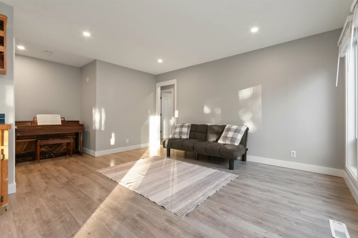 Guest Bathroom Photo of 46246 Christina Drive, Chilliwack, BC