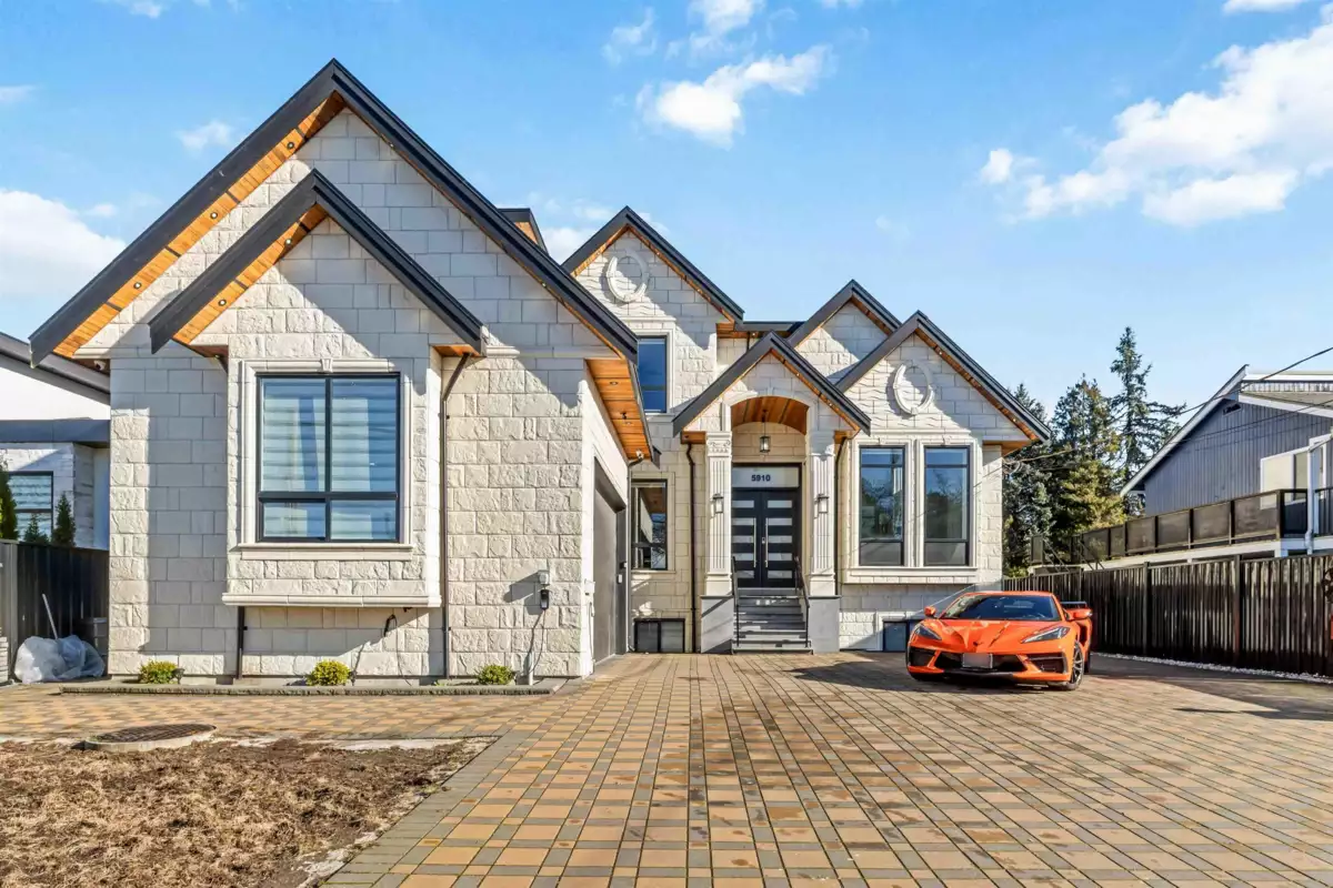 Living Room Photo of 5910 182 Street, Surrey, BC