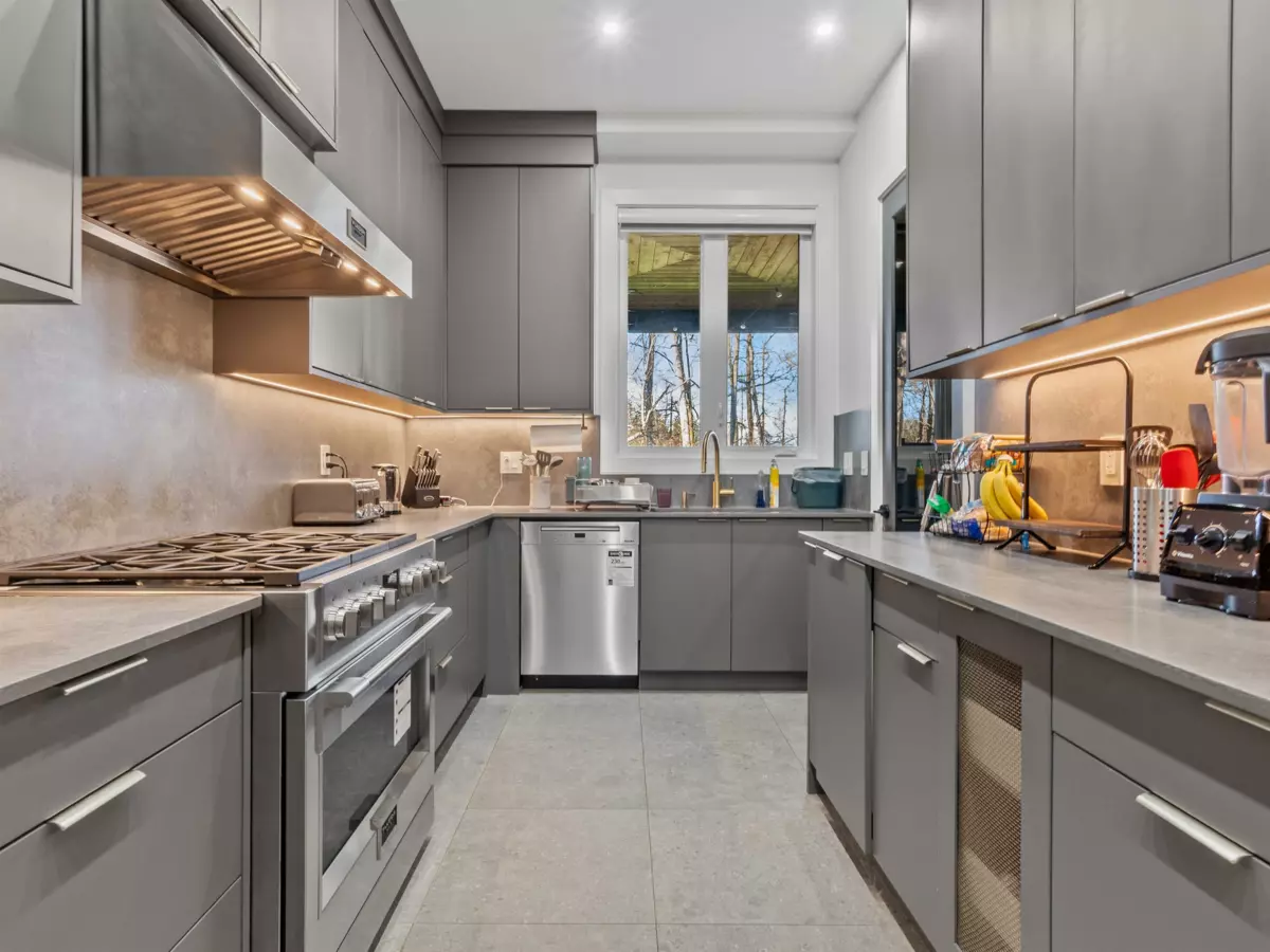 Primary Bathroom Photo of 14295 73a Avenue, Surrey, BC