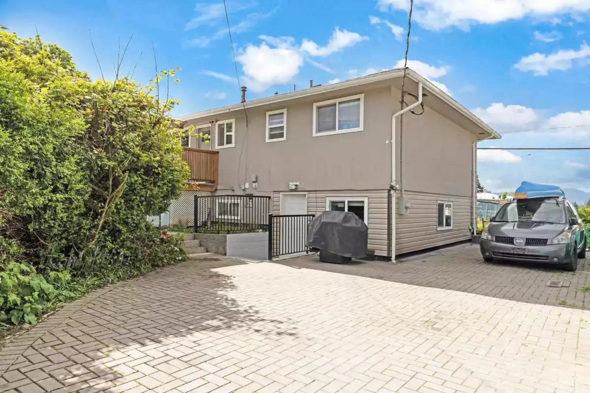Basement Recreation Room Photo of 7724 Goodlad Street, Burnaby, BC