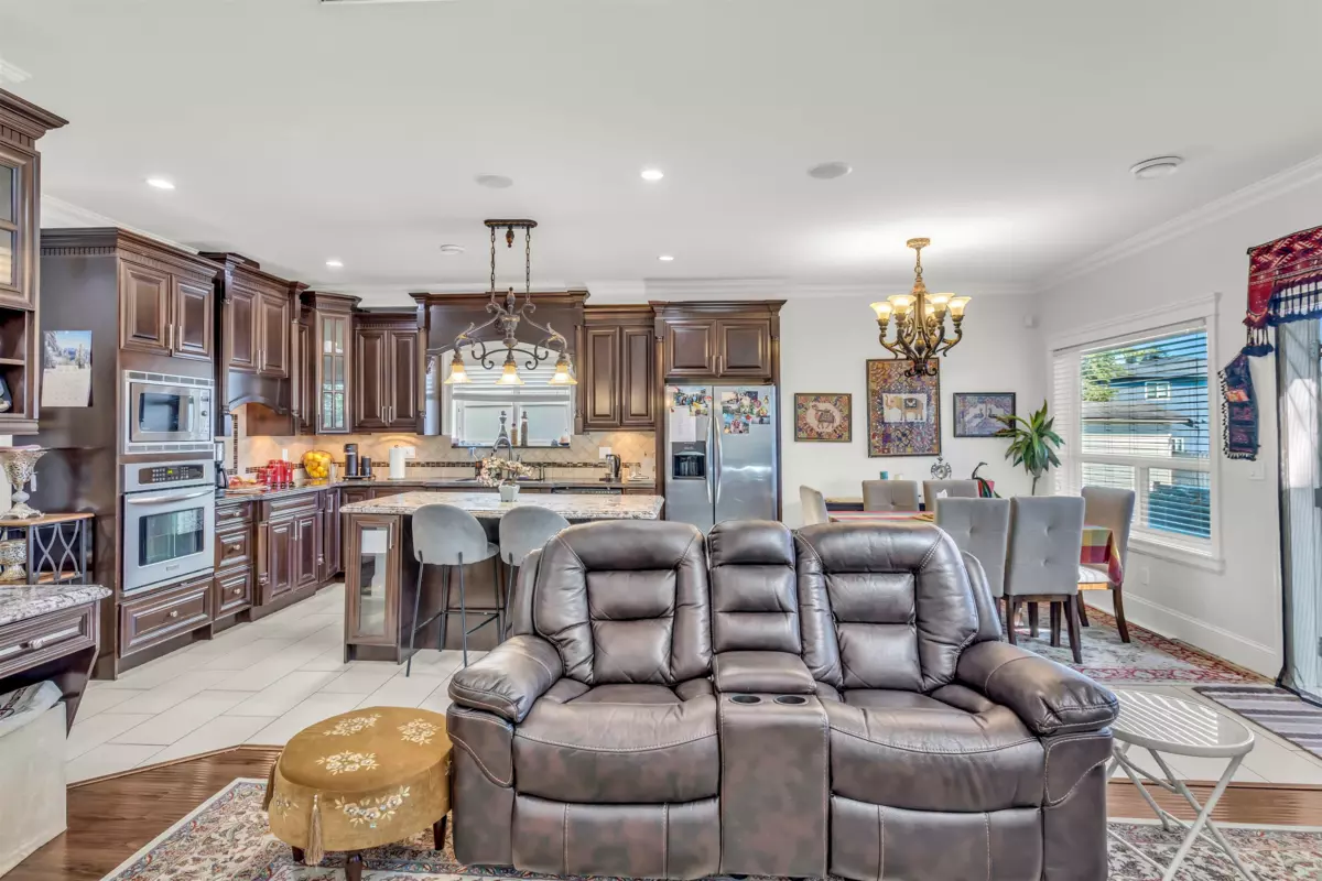 Breakfast Nook Photo of 13884 89a Avenue, Surrey, BC