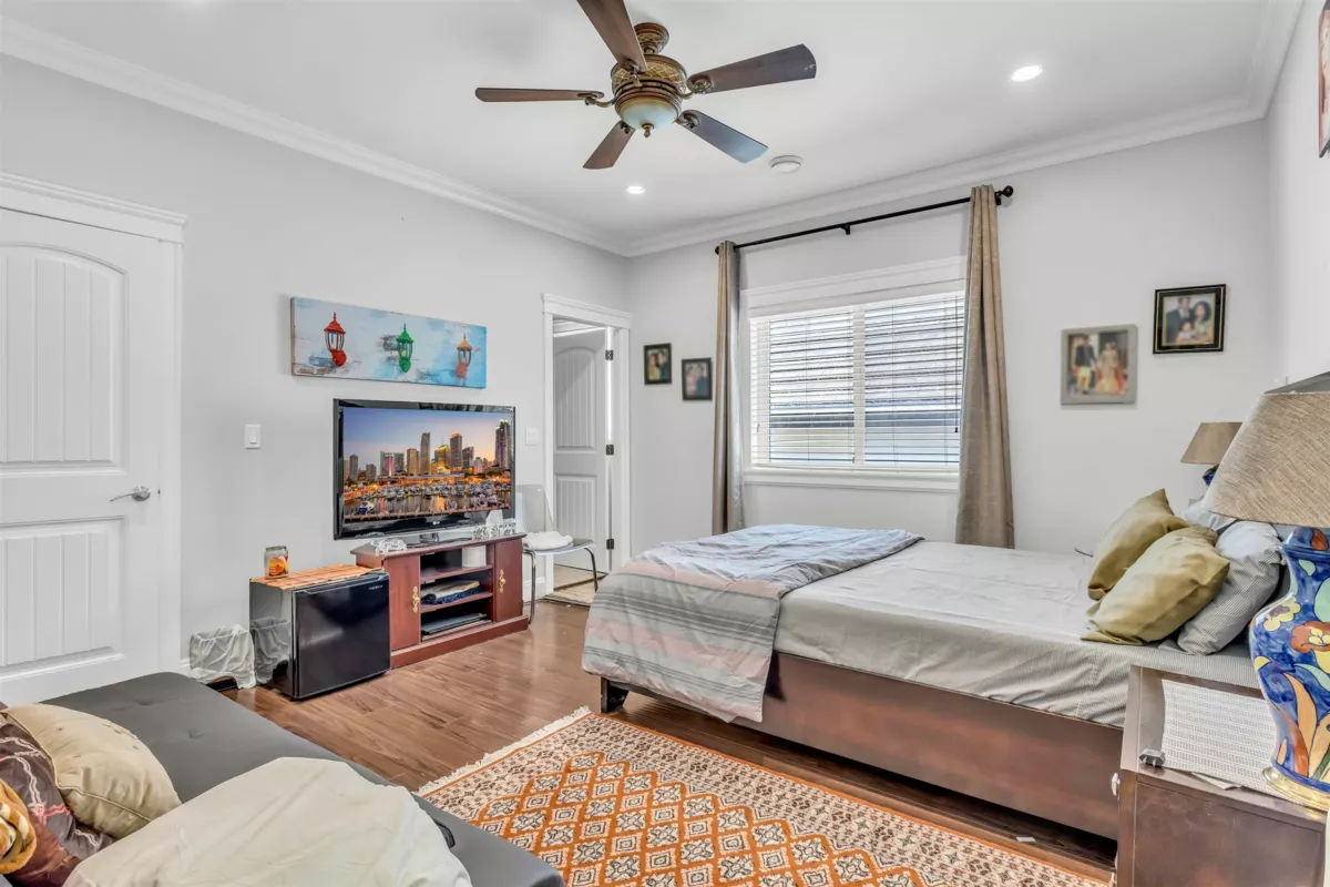 Hallway Photo of 13884 89a Avenue, Surrey, BC