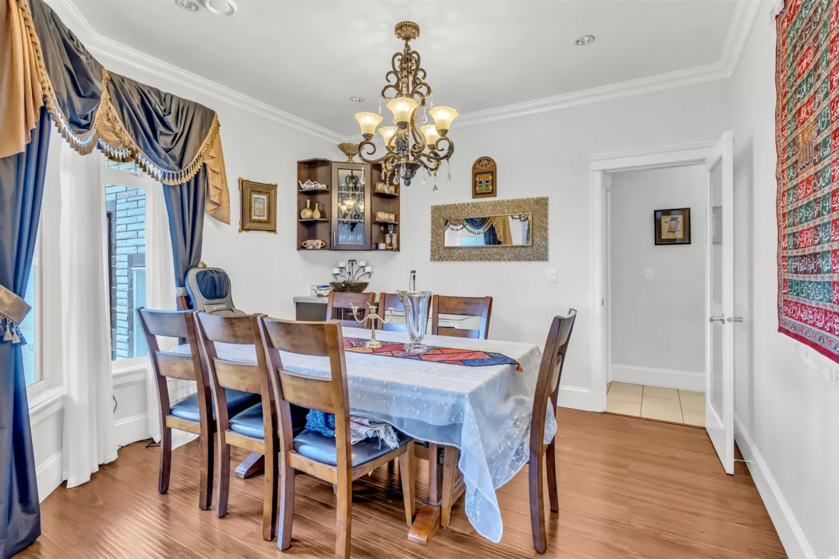 Kitchen Island Photo of 13884 89a Avenue, Surrey, BC